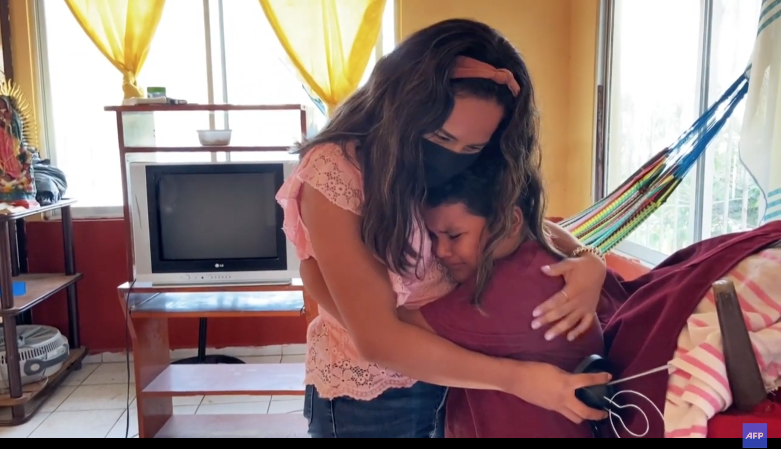 Maestra mexicana colecta y regala televisiones a alumnos para que sigan estudiando