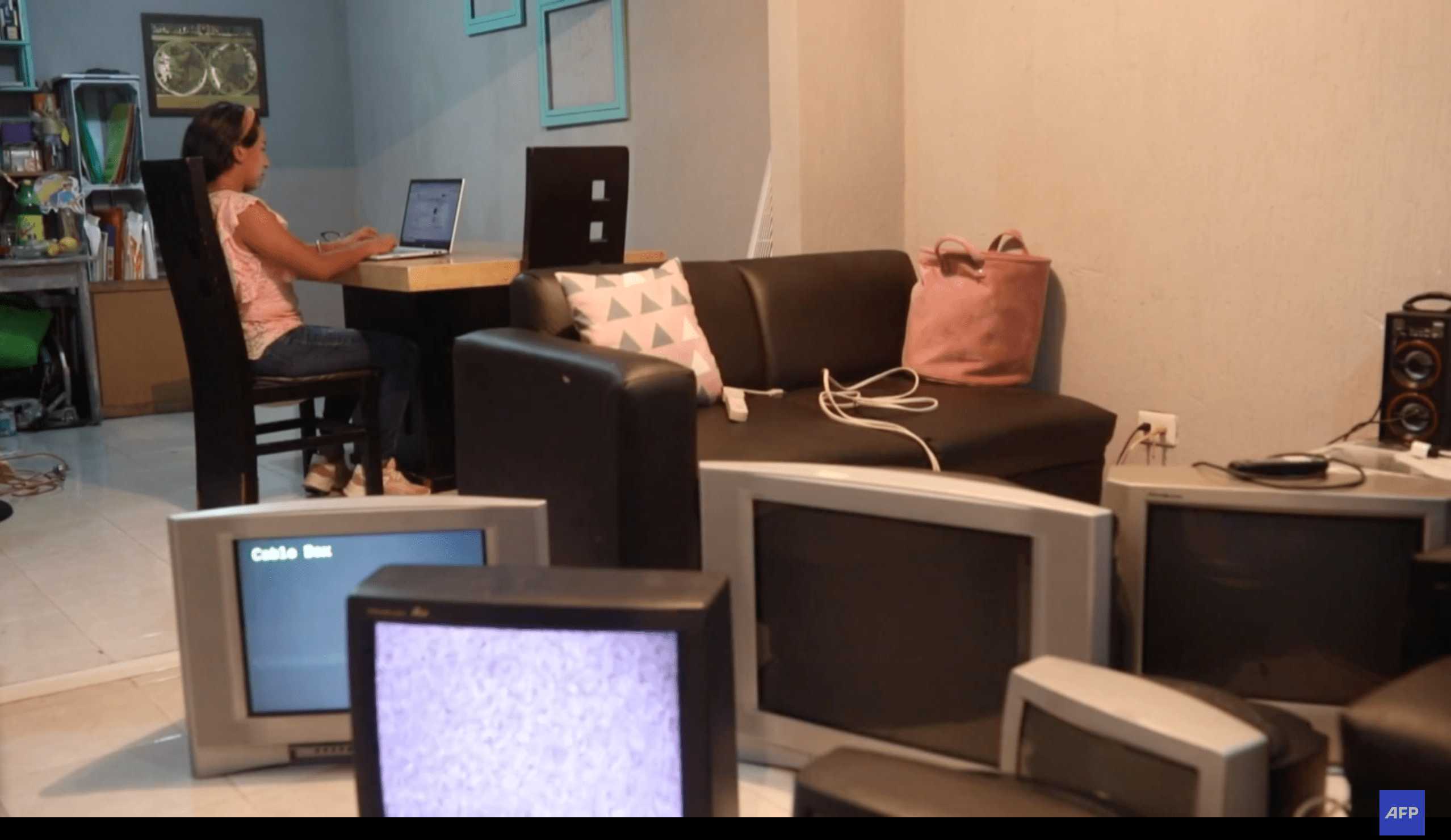 Maestra mexicana colecta televisiones para que alumnos de bajos recursos sigan estudiando
