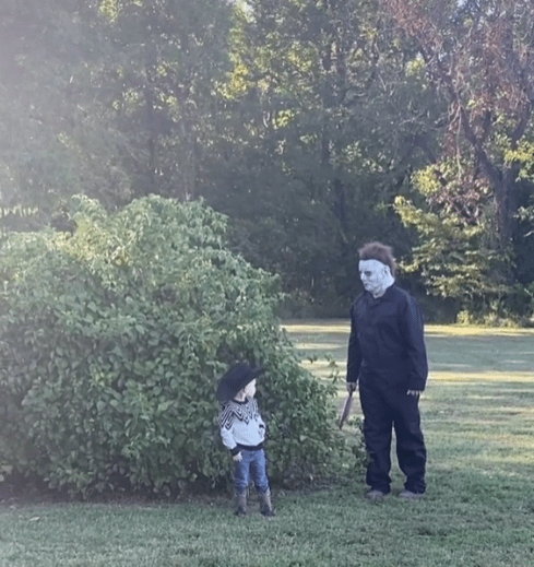 Trataron de asustar a un niño con disfraz de Michael Myers y él respondió con un abrazo