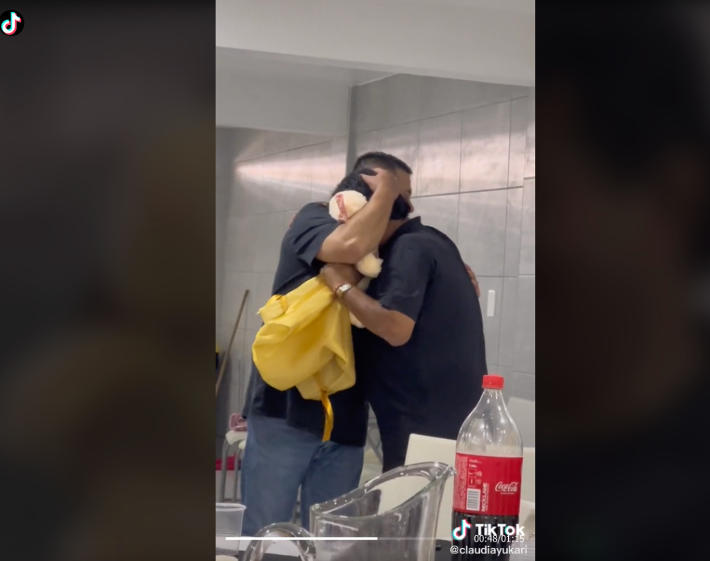 Hombre recibe un oso de peluche que tiene la voz de su esposa fallecida