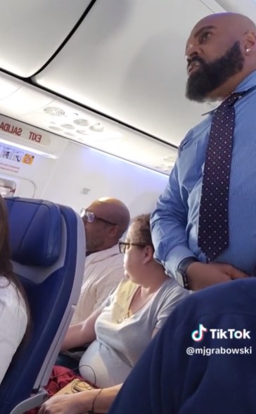 Pasajero de avión enfureció en pleno vuelo por el llanto de un bebé
