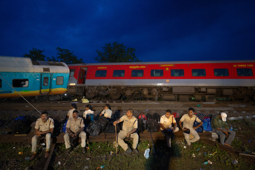 Choque de trenes en India deja 288 muertos y más de mil heridos