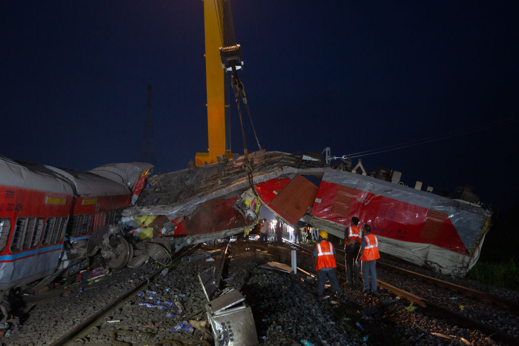 Choque de trenes en India deja 288 muertos y más de mil heridos